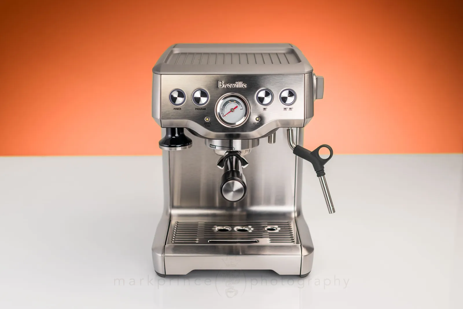 How to Clean a Breville Coffee Grinder for Fresh Flavor Adjusting a Breville coffee grinder dial to maintain a regular cleaning schedule for fresh coffee.